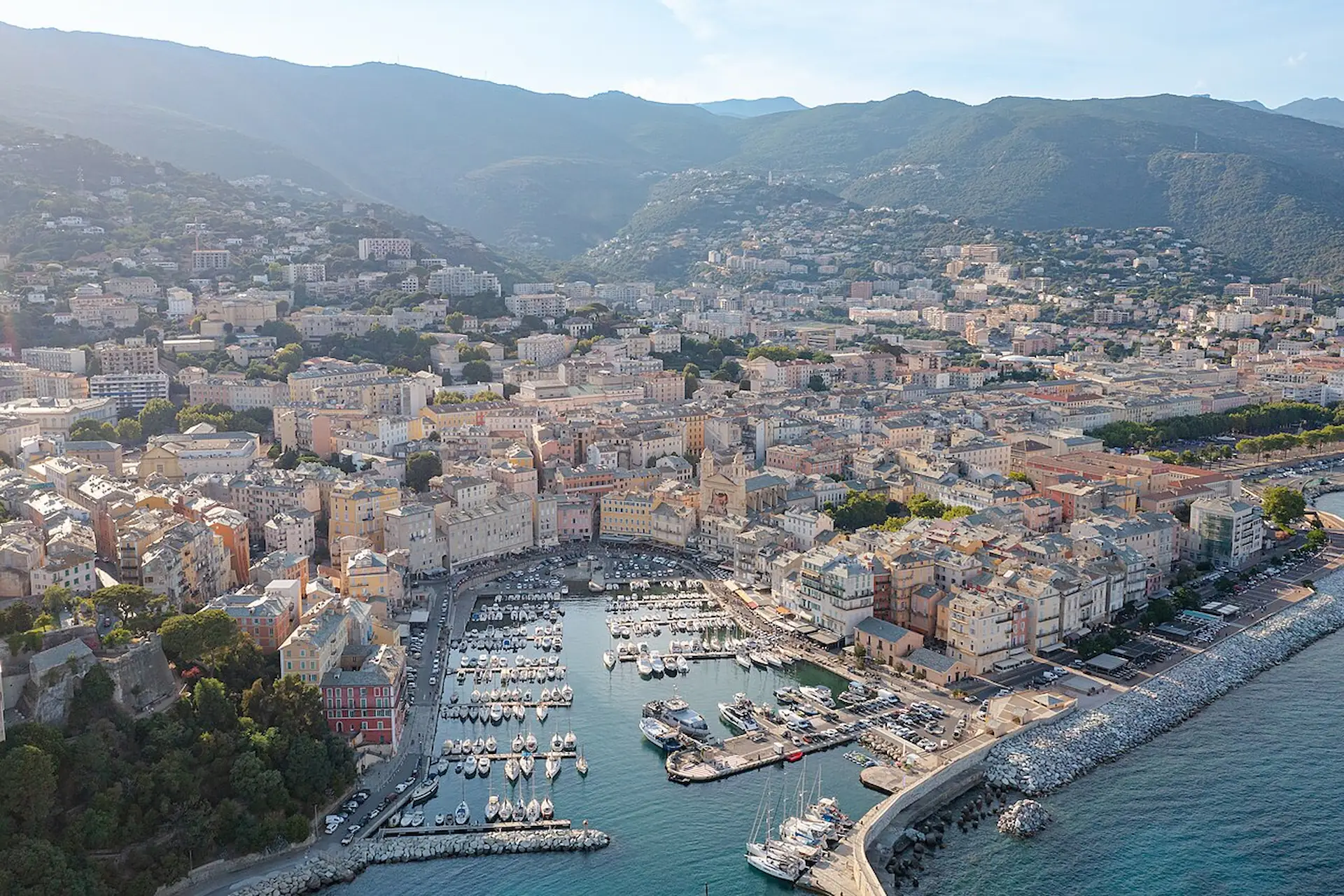 Vue aérienne de Bastia, du Vieux-Port et de la Citadelle en Haute-Corse