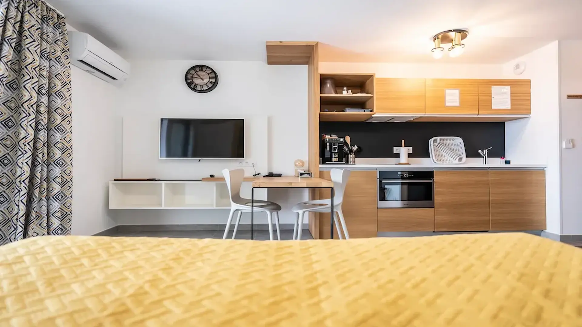 Studio avec cuisine, télévision et climatisation – Hôtel Résidence A Torra