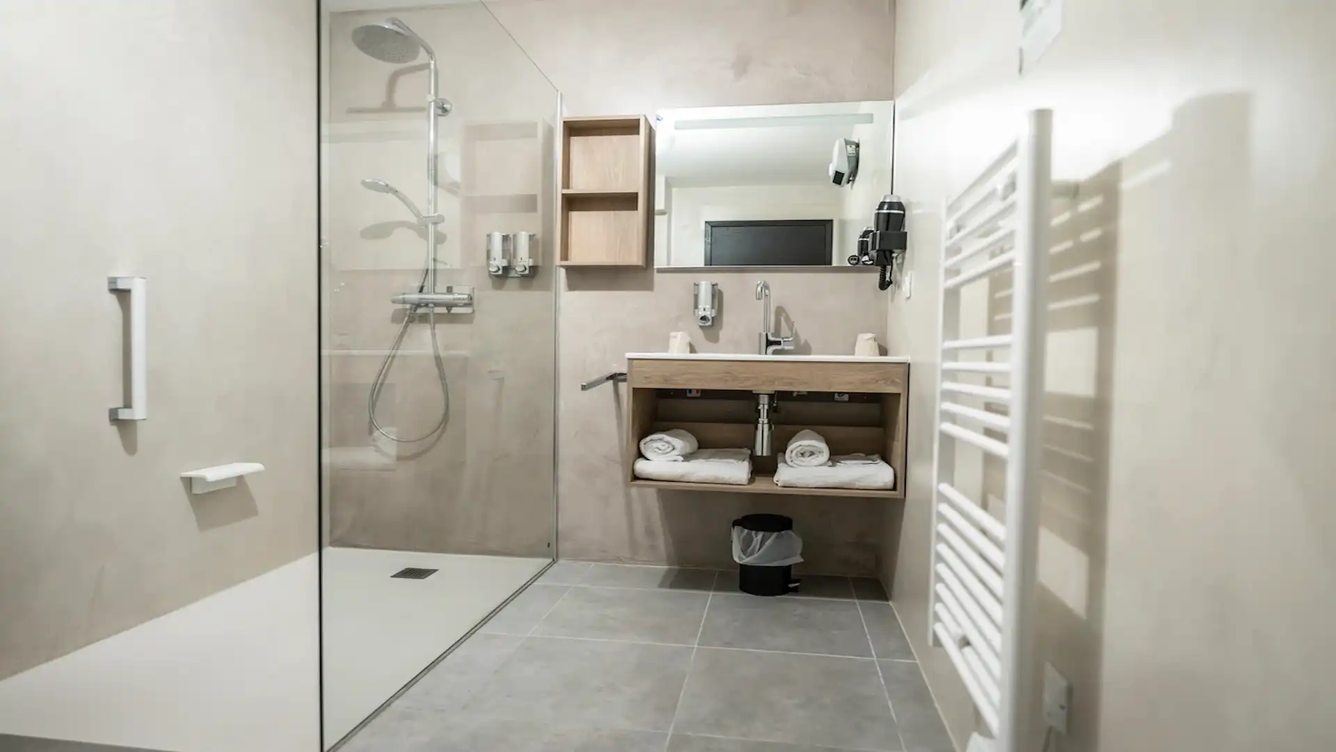 Salle de bain du studio avec douche à l’italienne – Hôtel Résidence A Torra