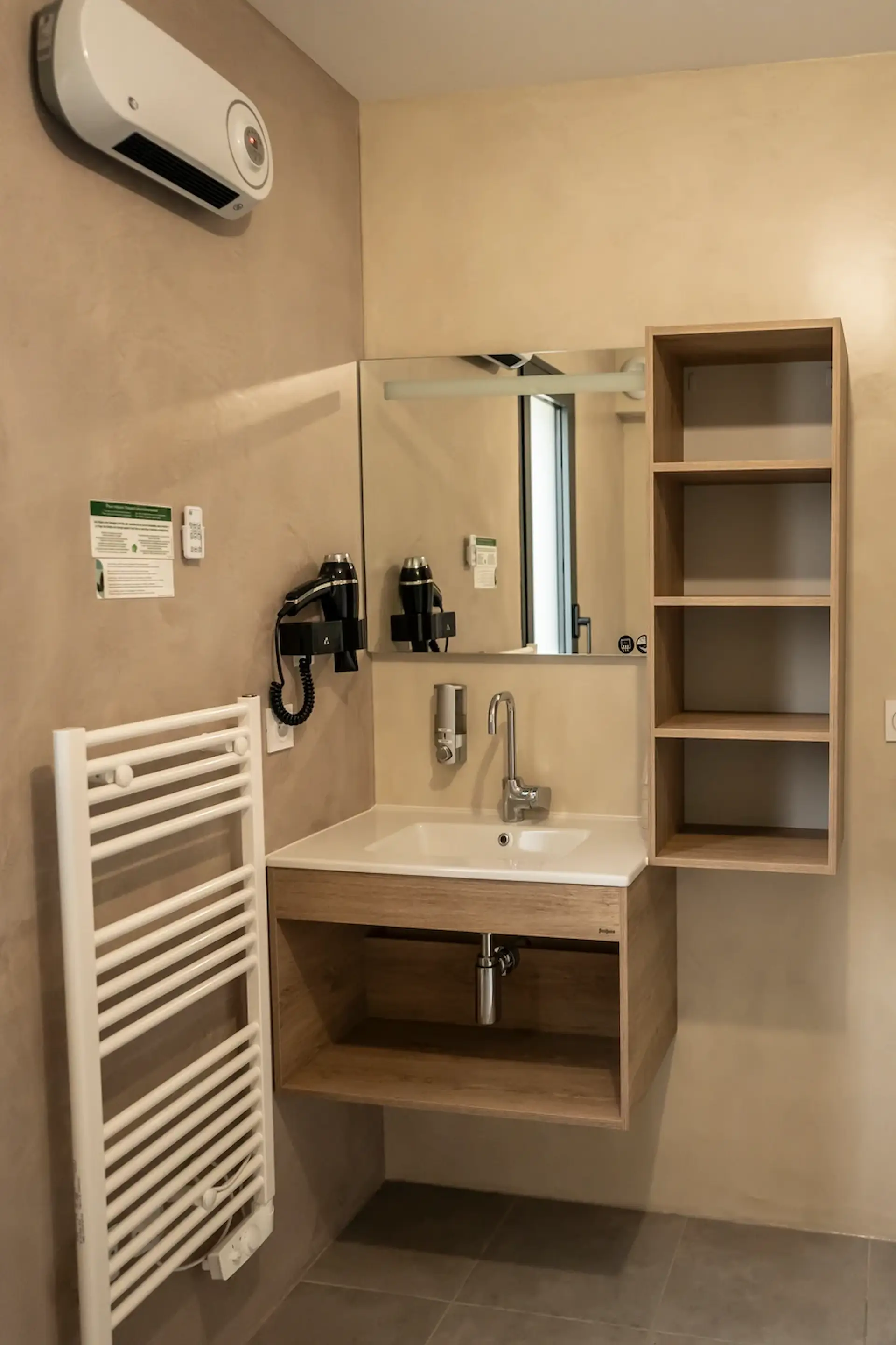 Salle de bain avec lavabo, miroir et douche italienne T2