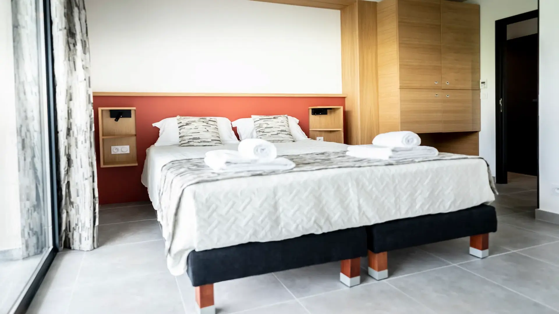Chambre avec lits simples, télévision et climatisation appartement T3 Supérieur