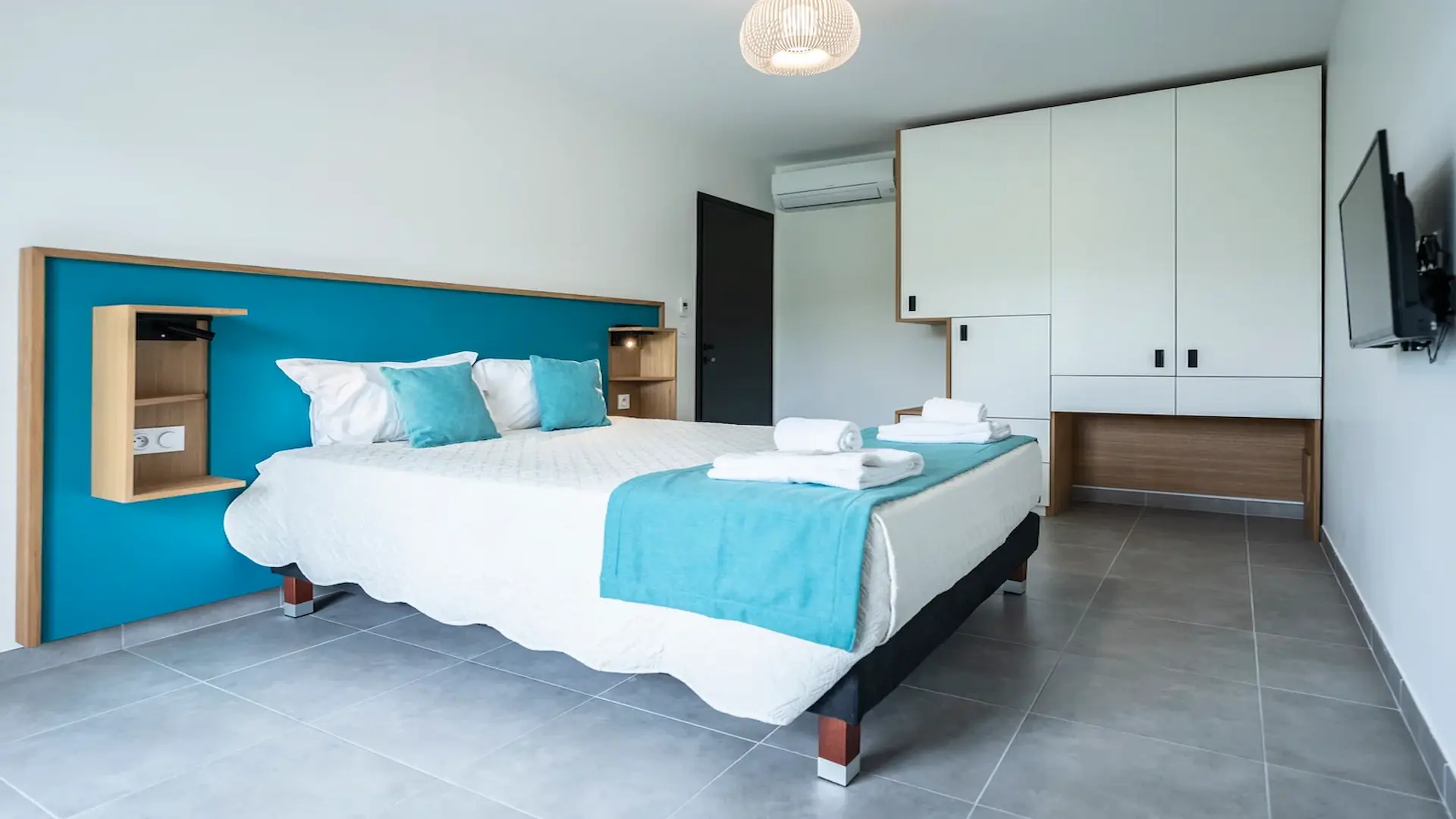 Chambre double avec télévision et climatisation appartement T3 Supérieur