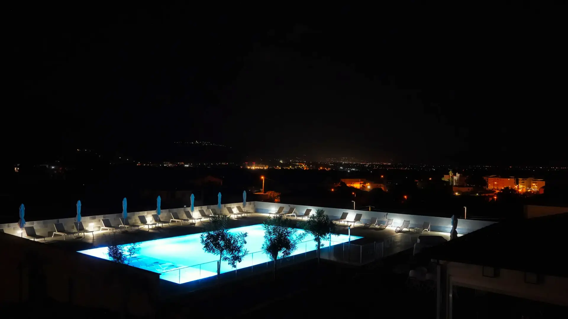 Piscine de l’Hôtel Résidence A Torra à Vescovato, près de Bastia, de nuit